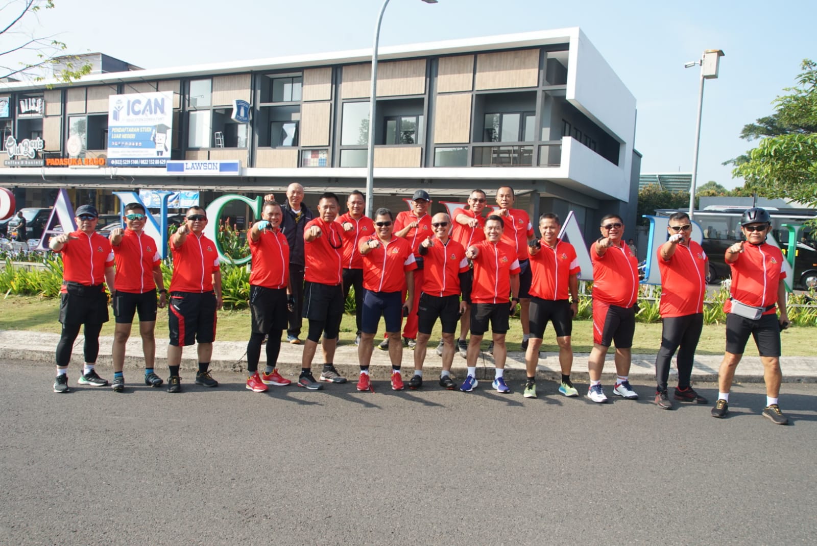 Dansesko TNI didampingi Wadan Sesko TNI beserta Pejabat Sesko TNI melaksanakan olahraga bersepeda, bertempat di Kota Baru Parahyangan Padalarang, Bandung, Kamis (20/6/2024)