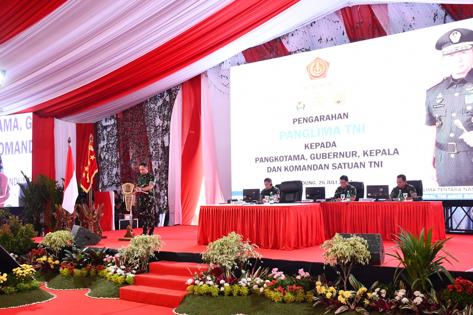 Panglima TNI memberikan pengarahan kepada Para Komandan Satuan (Dansat), bertempat di Lapangan Sudirman Sesko TNI, Bandung, Jumat (26/7/2024)